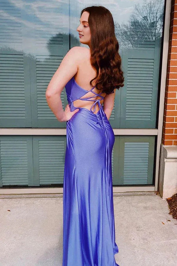 Vestido de fiesta morado con abertura y tirantes finos, estilo corsé en la espalda.